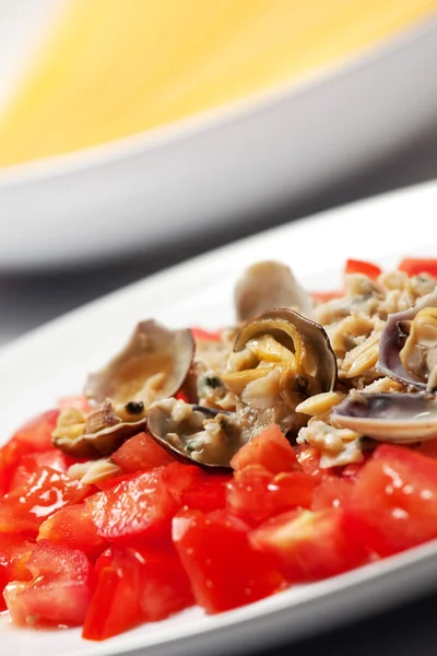 Molho com tomate fresco e amêijoas — Fotografia de Stock