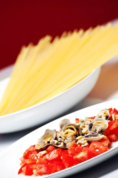 Sauce with fresh tomatoes and clams — Stock Photo, Image