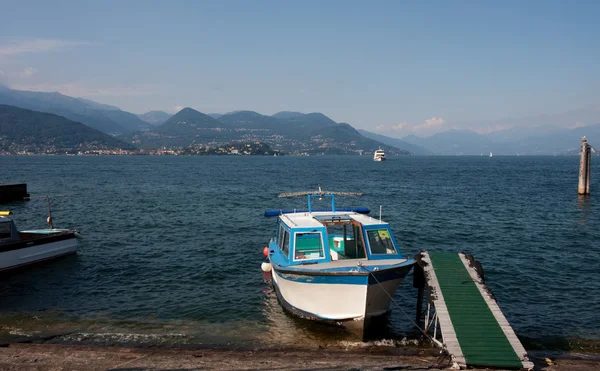 Lake Maggiore iskelede tekneler demirli — Stok fotoğraf