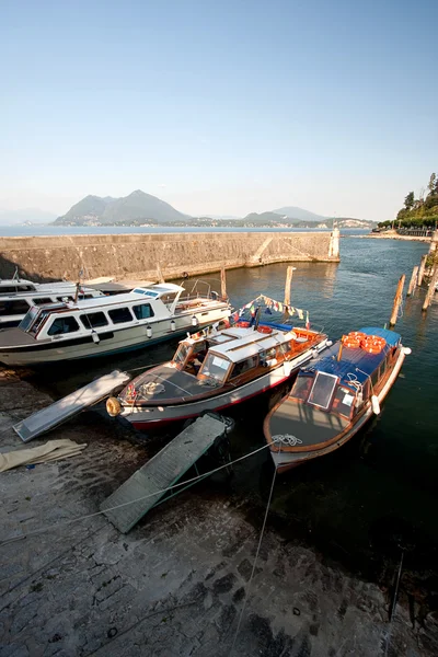 Båtar förtöjd vid bryggan på Lago Maggiore — Stockfoto