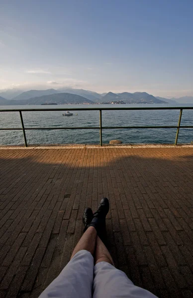 Adamın bacakları Relax kıyısında — Stok fotoğraf