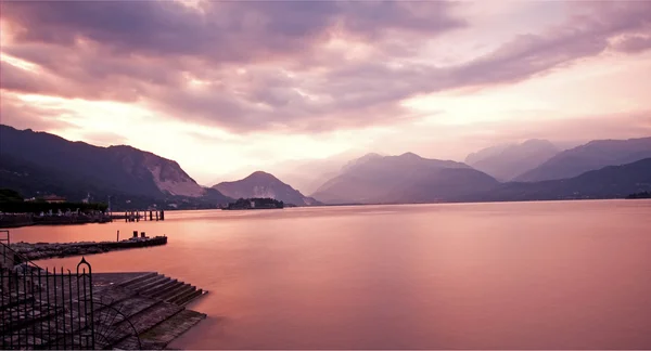 Lago Maggiore desde la orilla al atardecer — Foto de Stock