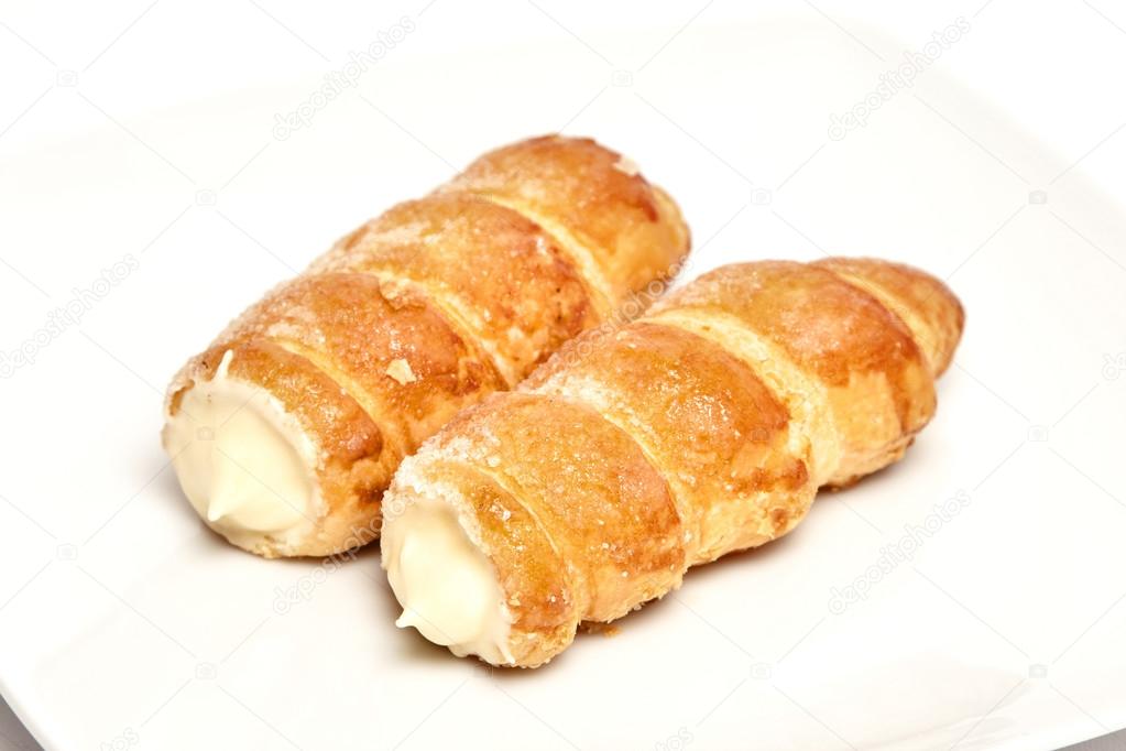 Pastry rolls with sweet cream