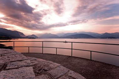 Lake Maggiore batımında kıyıdan