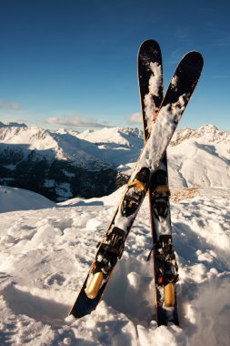 Dağlar, karda Kayak