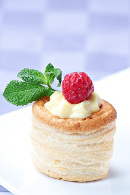 puf böreği taze krema ile raspbey tart