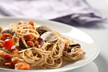 Deniz mahsulleri spagetti bir plaka üzerinde