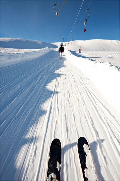 Person am Skilift in den Bergen — Stockfoto