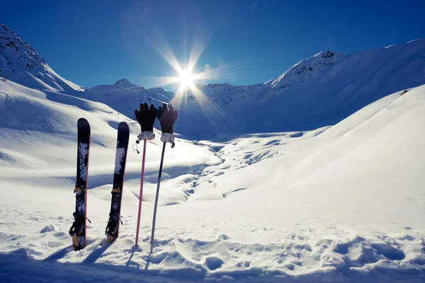 Esquis na neve nas montanhas — Fotografia de Stock