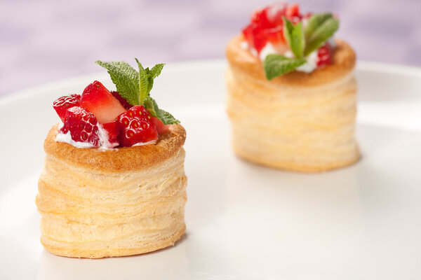 Клубничный пирог со свежим кремом в слоеном тесте
