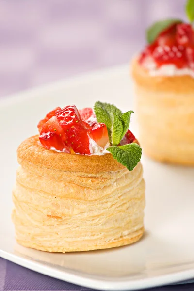 Strawberry Tart ze świeżej śmietany w ciasto francuskie — Zdjęcie stockowe