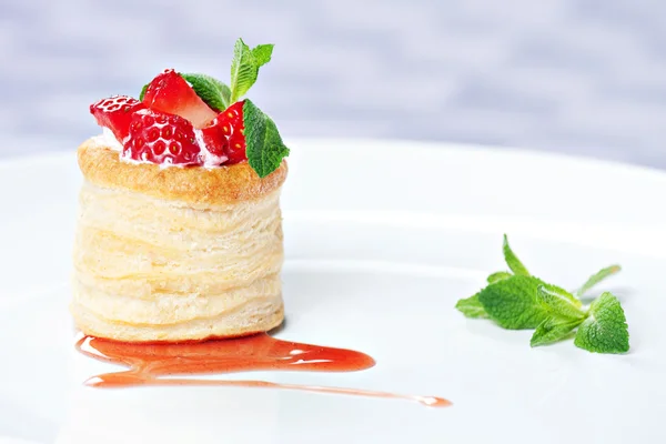 Strawberry Tart with Fresh Cream in Puff Pastry — Stock Photo, Image