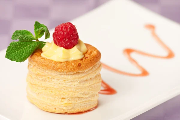 Tarta Raspbey con crema fresca en hojaldre —  Fotos de Stock