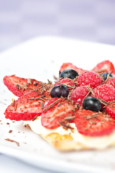 Tart de frutas com creme fresco em massa folhada — Fotografia de Stock