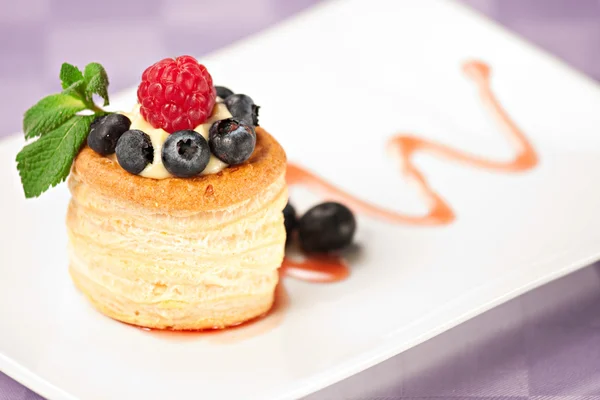 Puf böreği taze krema ile meyve Tart — Stok fotoğraf