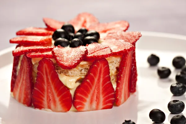 Pastel con fresas, arándanos y frambuesas — Foto de Stock