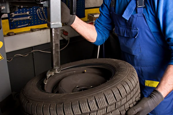 Mekaniska reparationer ett däck i garaget. — Stockfoto