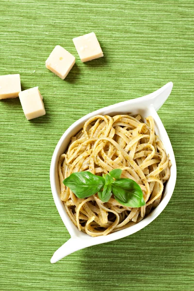 Спагетти с соусом песто — стоковое фото