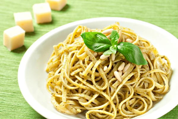 Spaghetti with pesto sauce — Stock Photo, Image