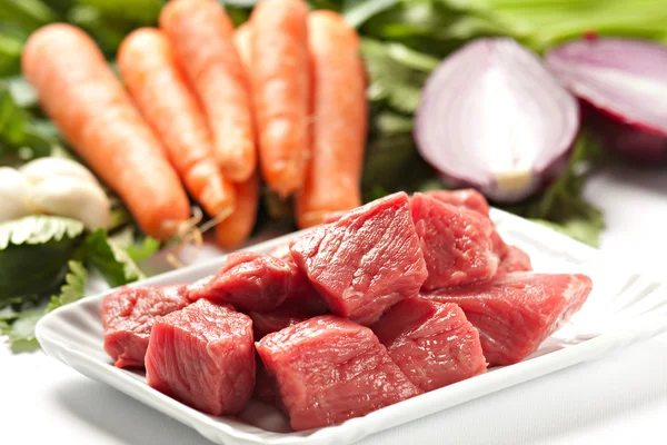 Ingredientes crus para uma receita tradicional de guisado de carne — Fotografia de Stock