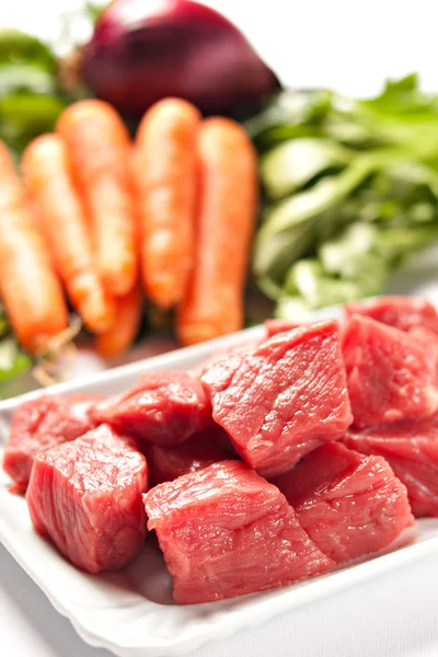 Ingredientes crudos para una receta de guiso de carne tradicional — Foto de Stock