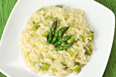Risotto kuşkonmaz ile