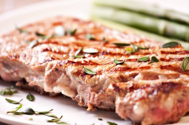 biftek, kuşkonmaz ile