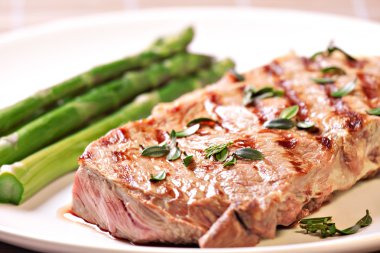 biftek, kuşkonmaz ile