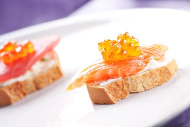 Baget üzerinde somon kanepeler