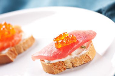 Baget üzerinde somon kanepeler