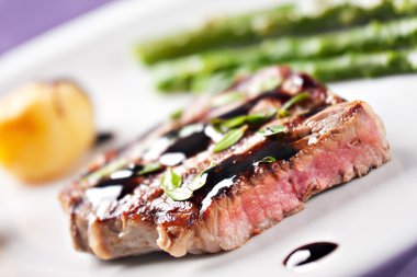 Kuşkonmaz ve potateos ile Dana fileto