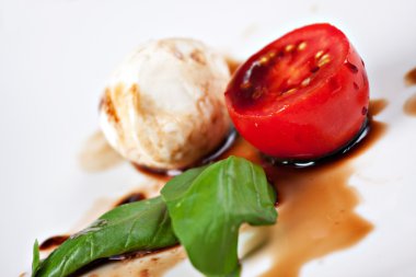 Nefis caprese salatası.