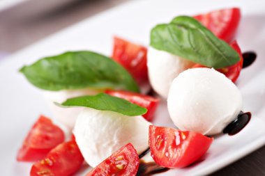 Nefis caprese salatası.