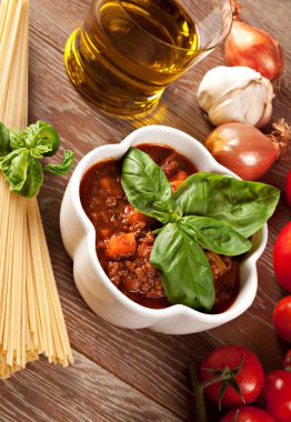 Ahşap masa Bolognese sosu