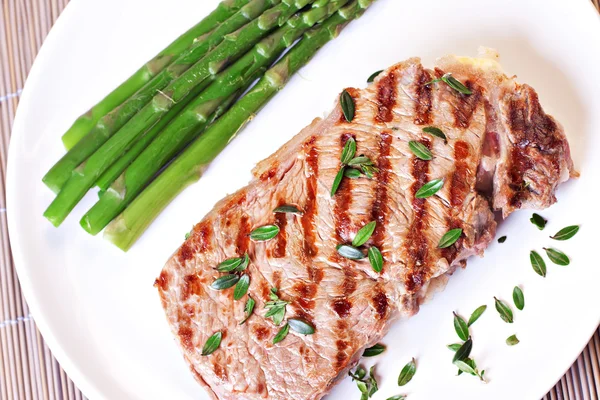 Steak met asperges — Stockfoto