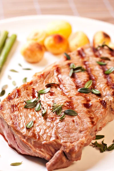 Steak mit Spargel und Kartoffeln — Stockfoto
