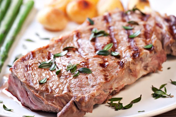 Steak mit Spargel und Kartoffeln — Stockfoto