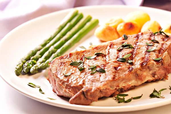Steak met asperges en aardappelen — Stockfoto