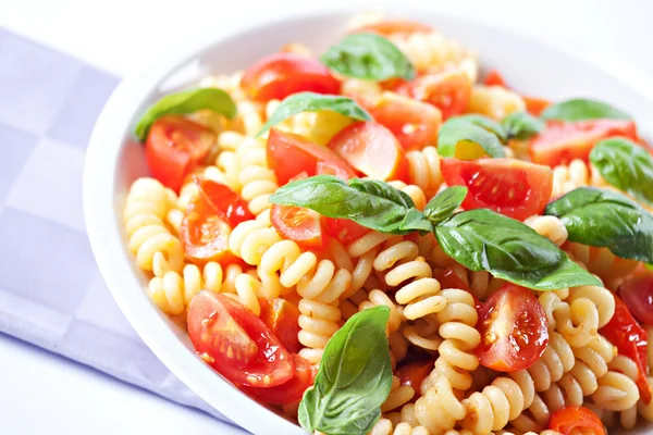 Nudeln mit frischen Tomaten — Stockfoto