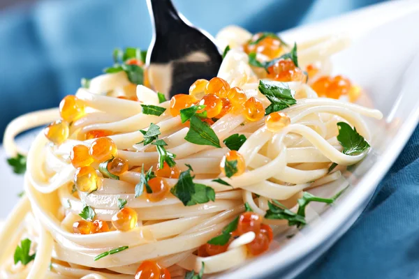 Špagety s lososem a kaviárem — Stock fotografie