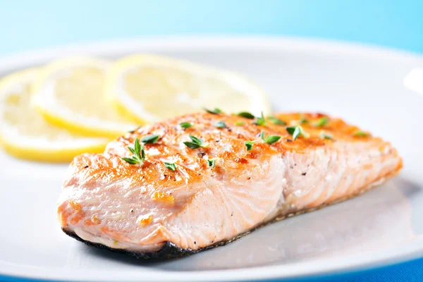 Fillet salmon di piring — Stok Foto