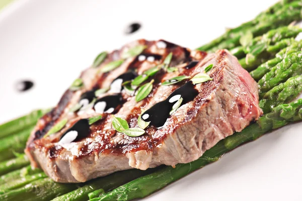 Fillet of beef with asparagus — Stock Photo, Image