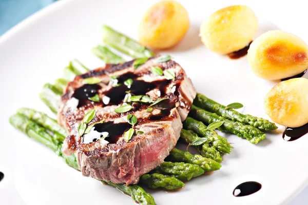 Filé de carne de bovino com espargos e potateos — Fotografia de Stock