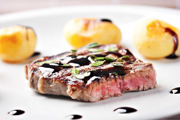 Filete de carne de vaca com potateos — Fotografia de Stock