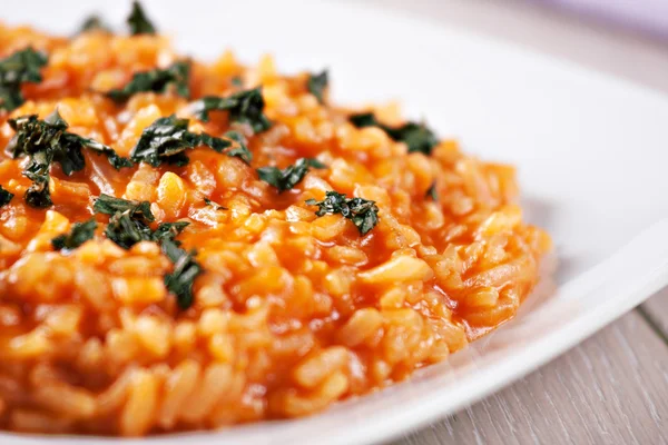 Risotto med tomater och mozzarella — Stockfoto