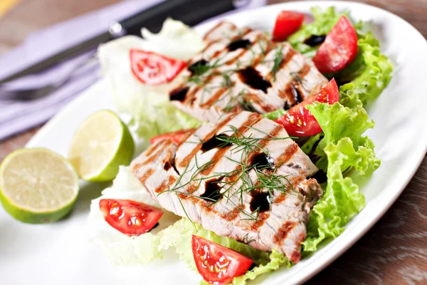 Thunfisch vom Grill mit Salat — Stockfoto