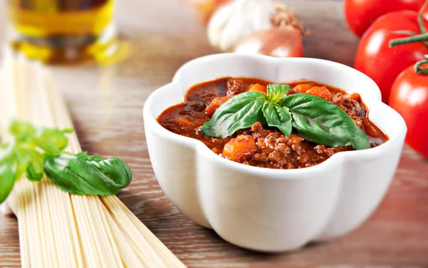 Ahşap masa Bolognese sosu — Stok fotoğraf