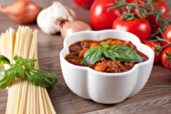 Sauce bolognaise sur table en bois — Photo