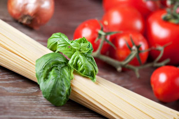 Ingredientes para espaguetis con salsa de tomate —  Fotos de Stock