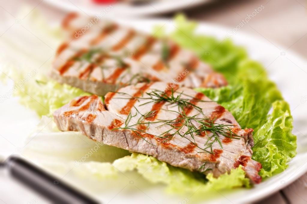 Grilled tuna with salad